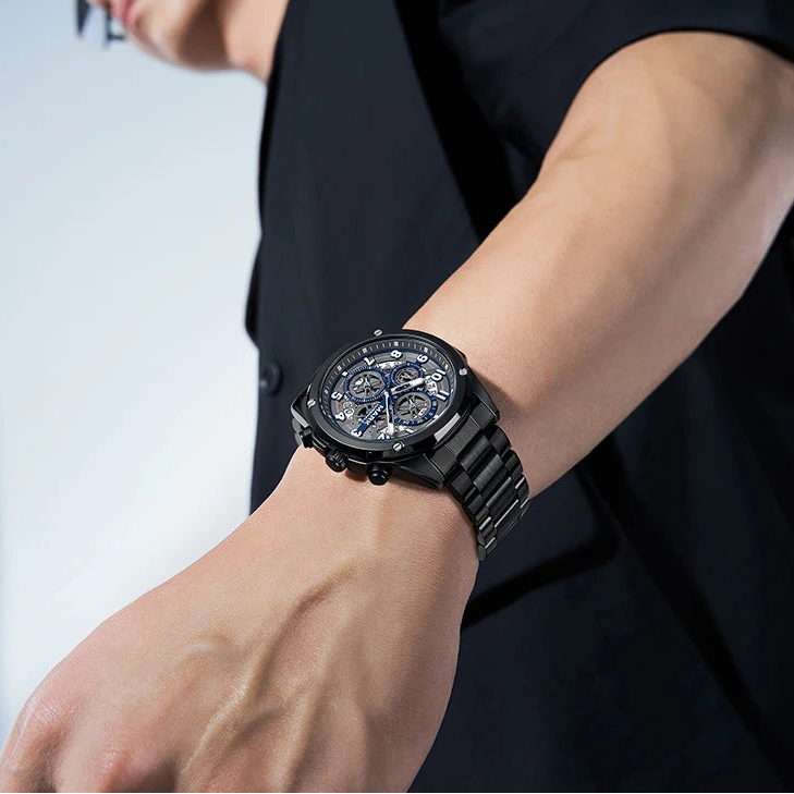 Chronograph quartz watch with luminous hands and markers for night visibility