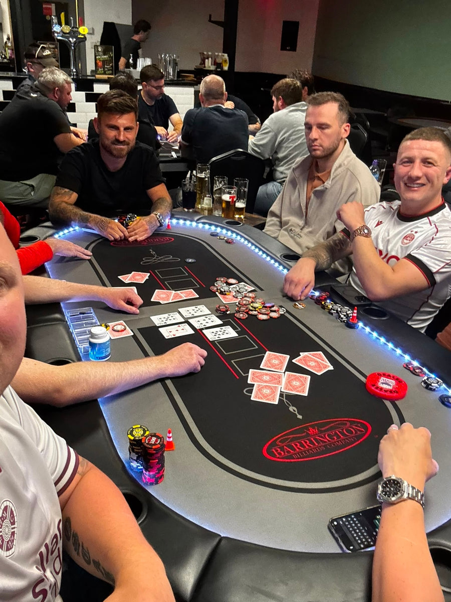 Amici attorno a un tavolo da poker nella foto del cliente che accompagna la recensione di Connor D.